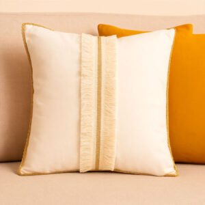Cojín Beige con Flecos Dorados